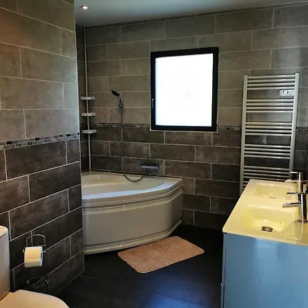 Contemporaine Avec Piscine A Debordement Dans Un Domaine Viticole Villa Servian