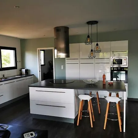 Villa Contemporaine Avec Piscine A Debordement Dans Un Domaine Viticole