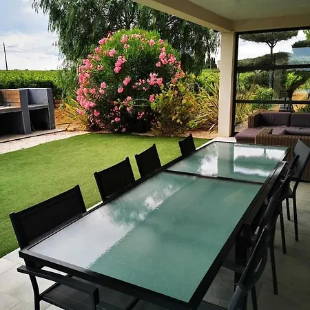 Villa Contemporaine Avec Piscine A Debordement Dans Un Domaine Viticole *