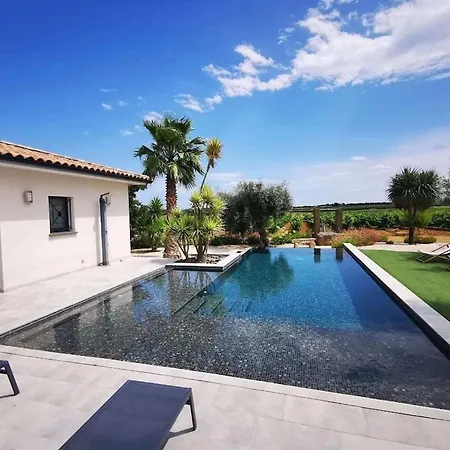 Contemporaine Avec Piscine A Debordement Dans Un Domaine Viticole Villa Servian