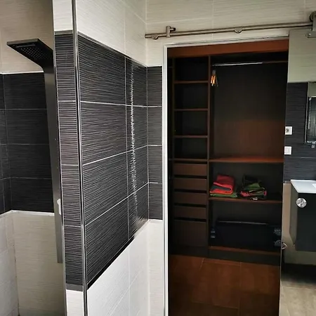 Contemporaine Avec Piscine A Debordement Dans Un Domaine Viticole