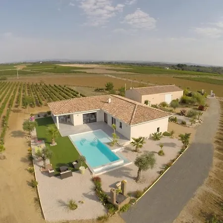 Contemporaine Avec Piscine A Debordement Dans Un Domaine Viticole Villa Servian