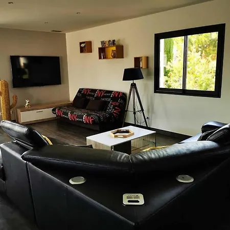 Contemporaine Avec Piscine A Debordement Dans Un Domaine Viticole Villa