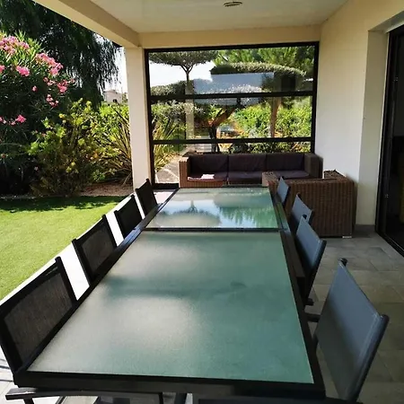 Villa Contemporaine Avec Piscine A Debordement Dans Un Domaine Viticole Servian