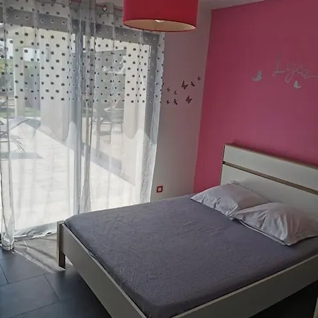 Contemporaine Avec Piscine A Debordement Dans Un Domaine Viticole